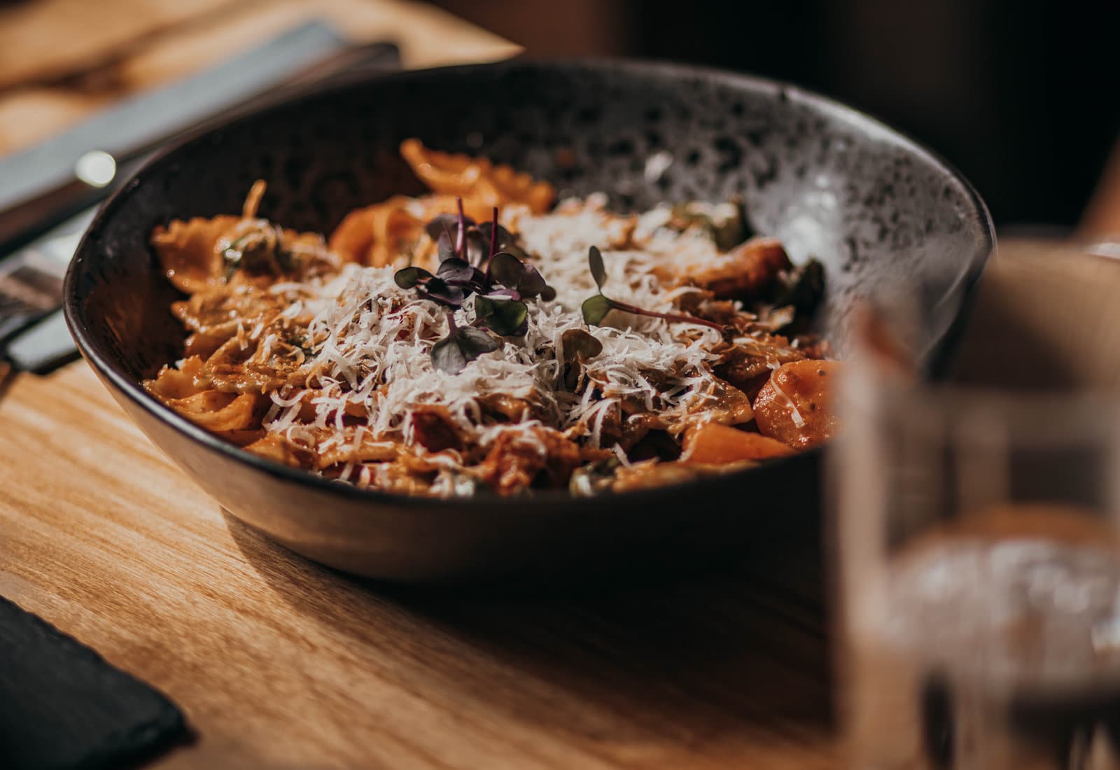 Pasta parmesani ja idudega tumedas kausis
